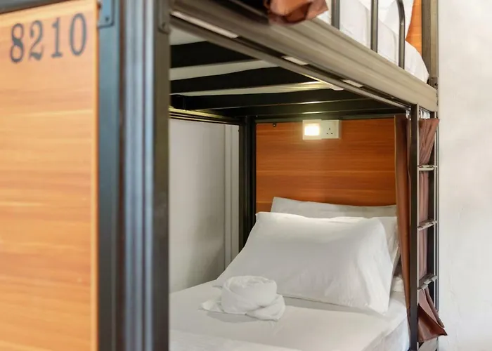 7 Wonders Hostel At Upper Dickson Singapore